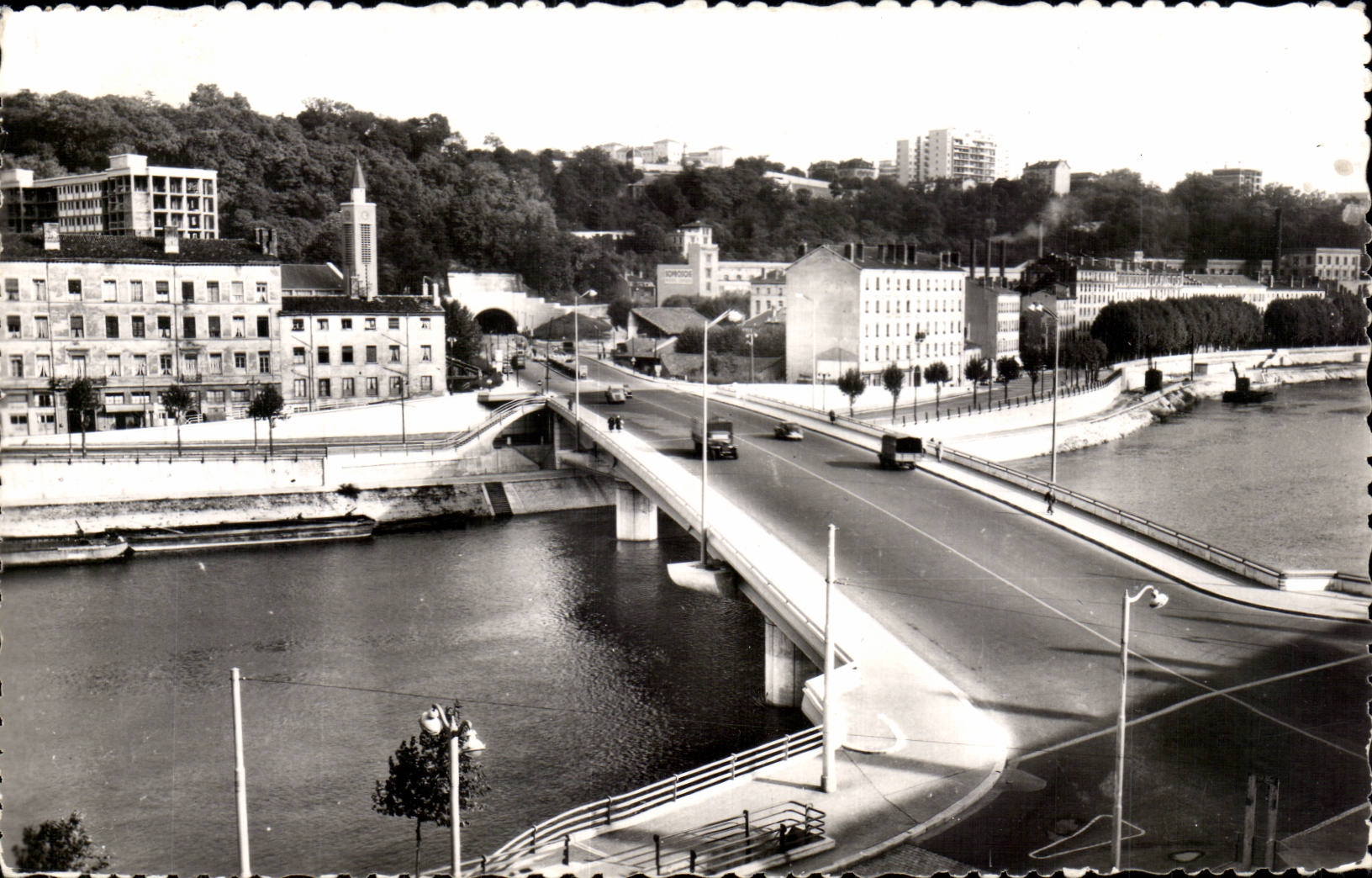 Lyon - Le Pont Clémenceau sur la Saône, l'entrée du tunnel sous la Colline de la Croix-Rousse