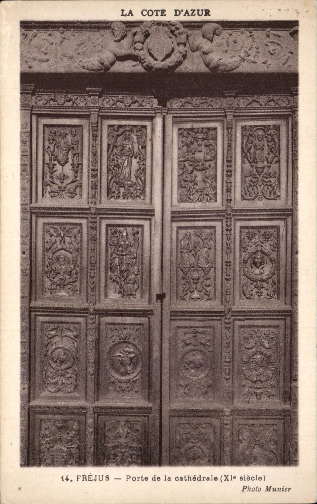 CPA Frejus Porte de la cathedrale