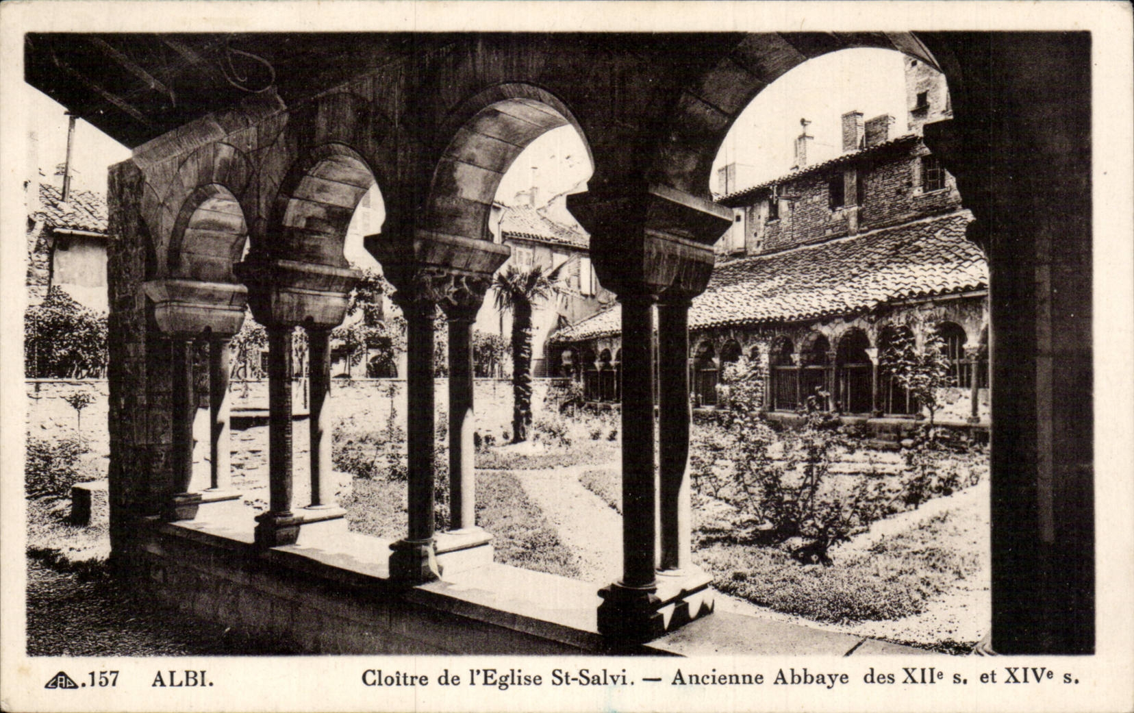 Albi — Cloître de l'Église St-Salvi — Ancienne Abbaye des XIIe et XIVe s.