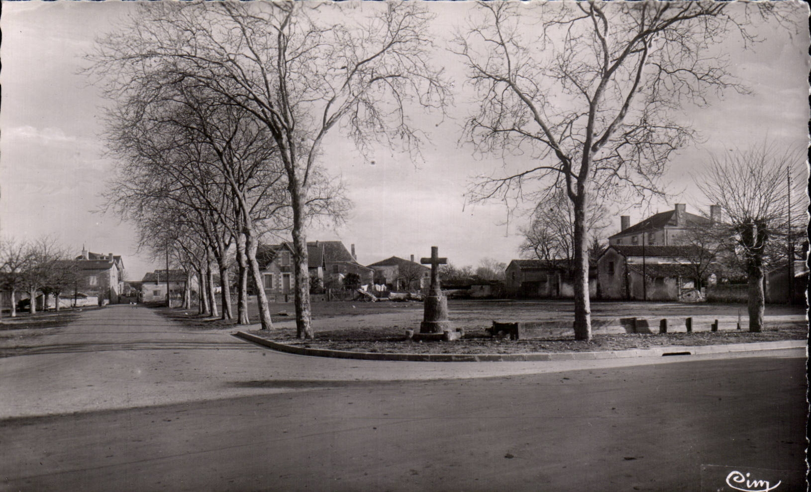 PERSAC (Vienne) — La route de Nérignac et la Croix du Maquis — Photo C. Ber Maçon