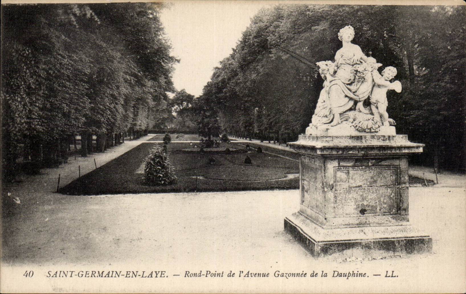 Saint-Germain-en-Laye — Rond-Point de l'Avenue Gazonnée de la Dauphine — LL