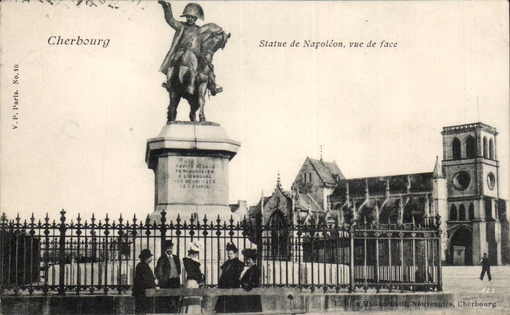 CPA Cherbourg Statue de Napoleon vue de face