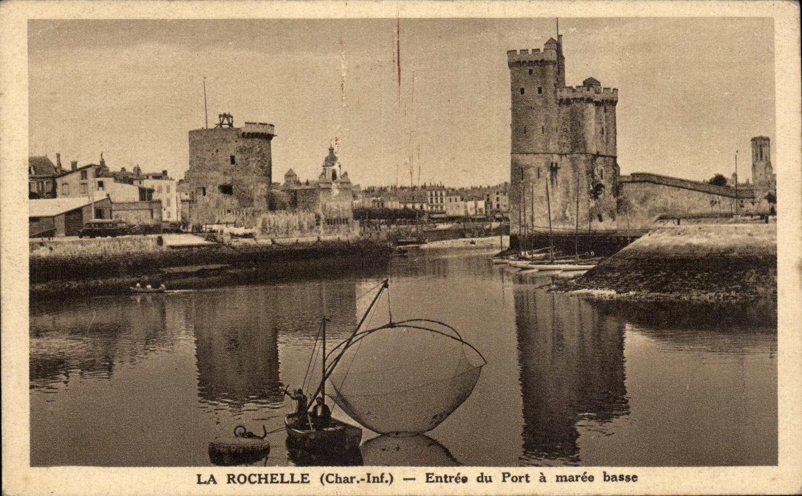 La Rochelle (Char.-Inf.) — Entrée du Port à marée basse — Phot. Com. RACON