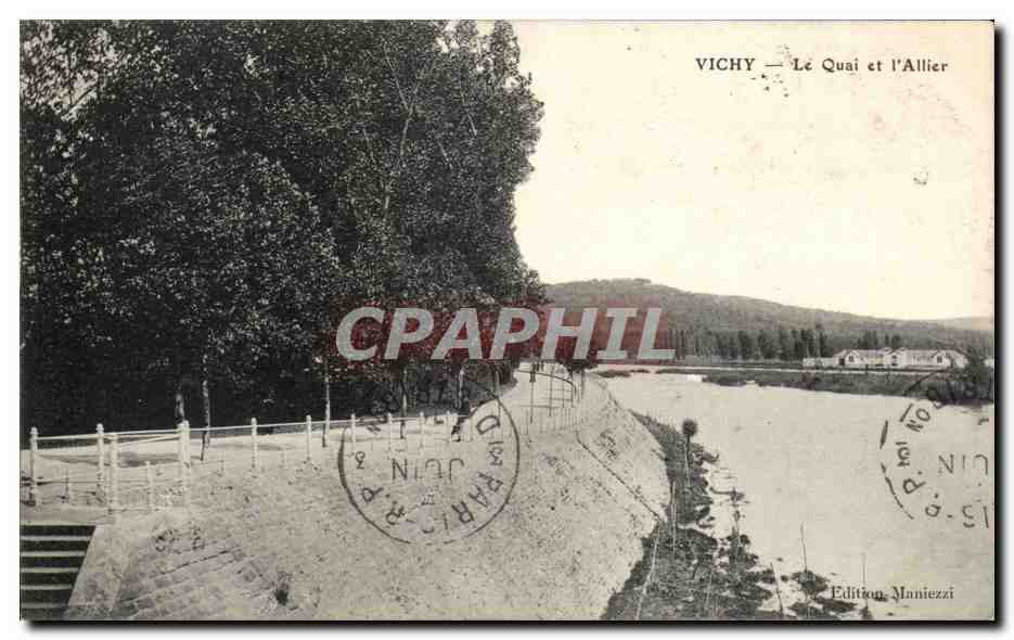 CPA Vichy Le quai et l Allier 