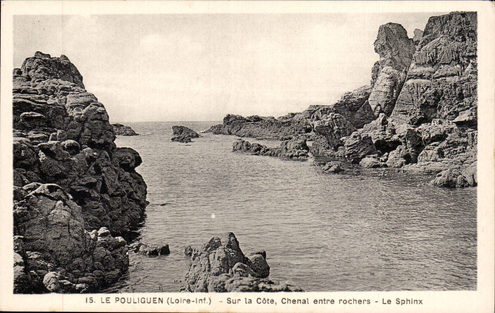 CPA Le Pouliguen Sur la cote Chenal entre rochers Le sphinx