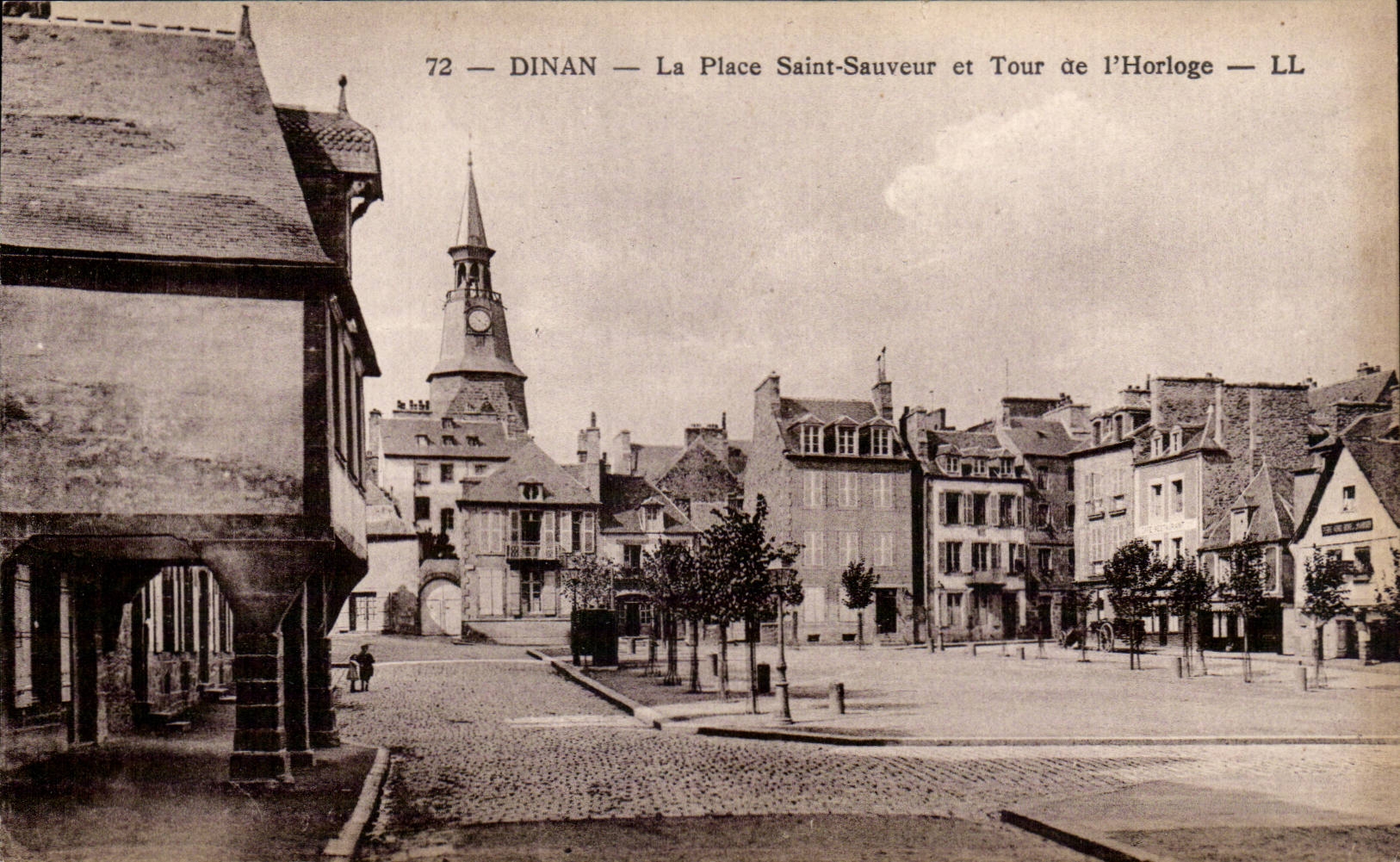 Dinan — La Place Saint-Sauveur et Tour de l'Horloge — LL