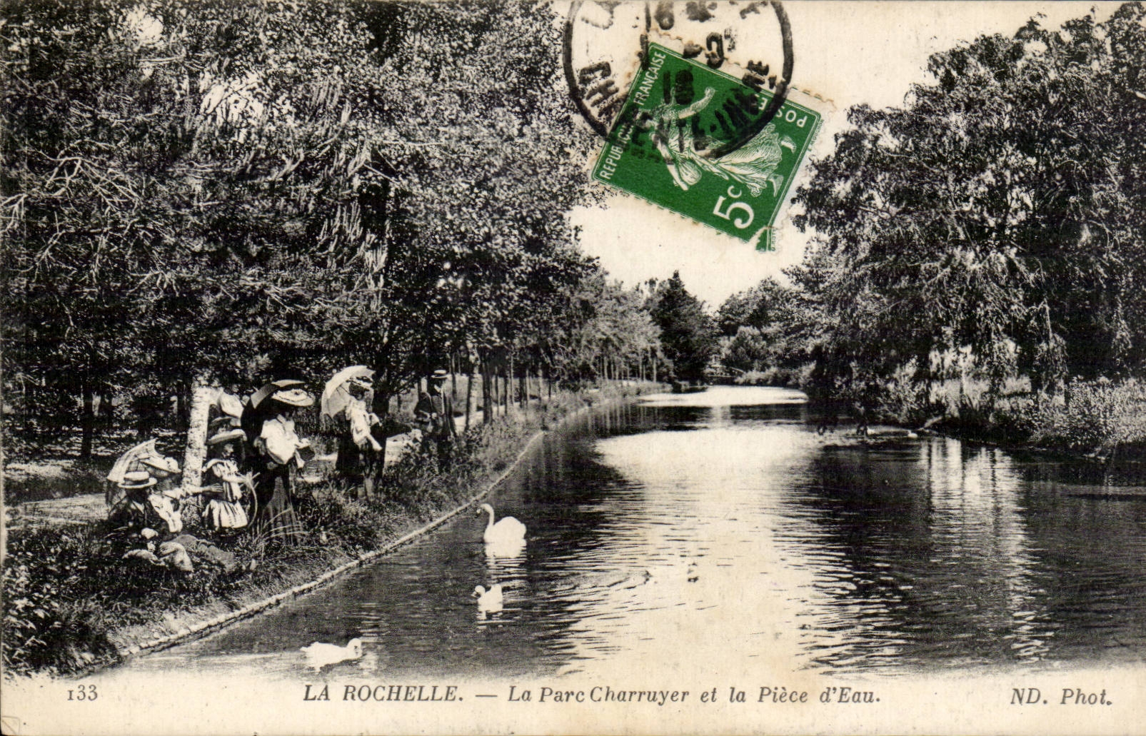 CPA La Rochelle Le parc Charruyer et la piece d eau