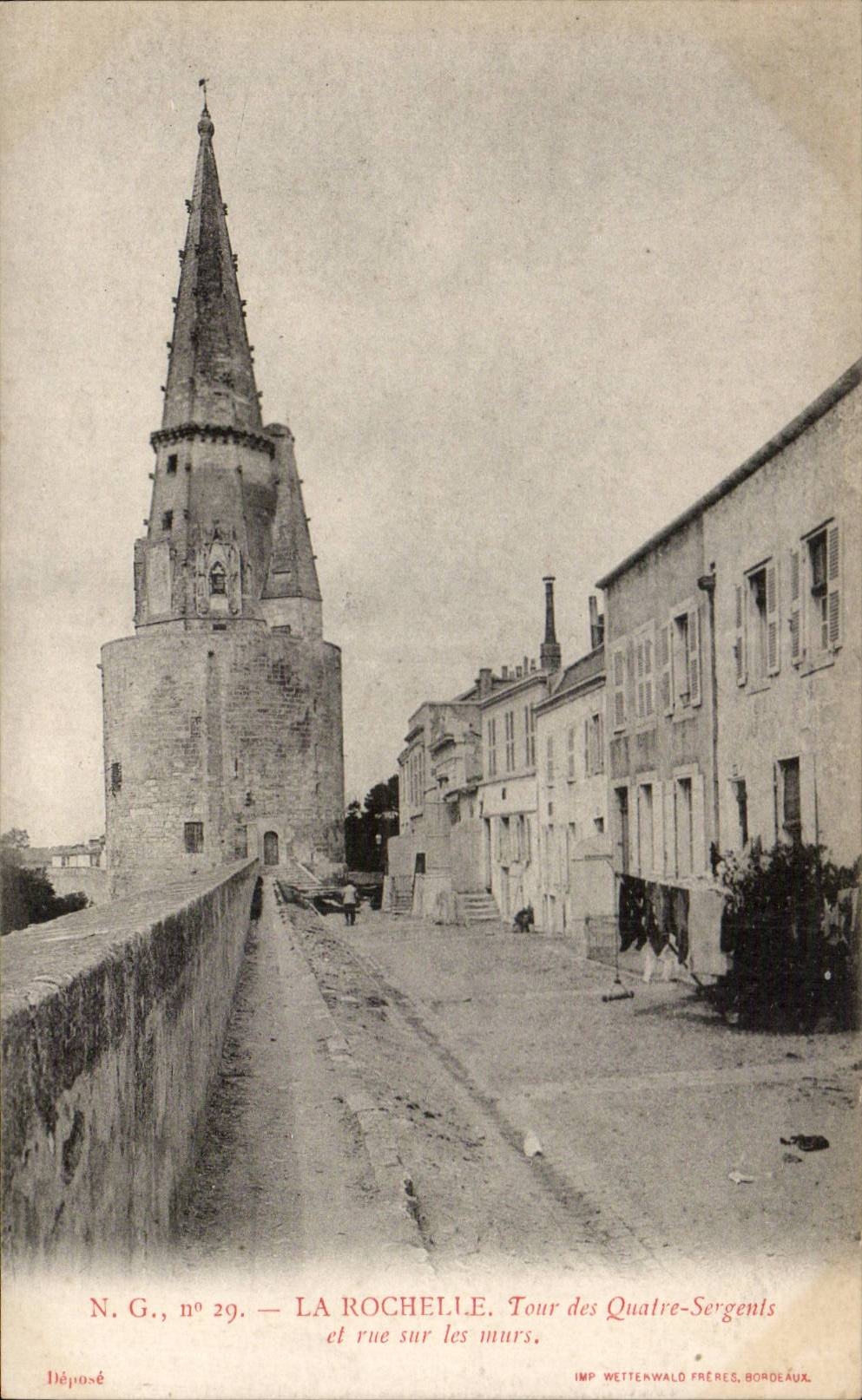 CPA La Rochelle Tour des Quatre sergents et rue sur les murs