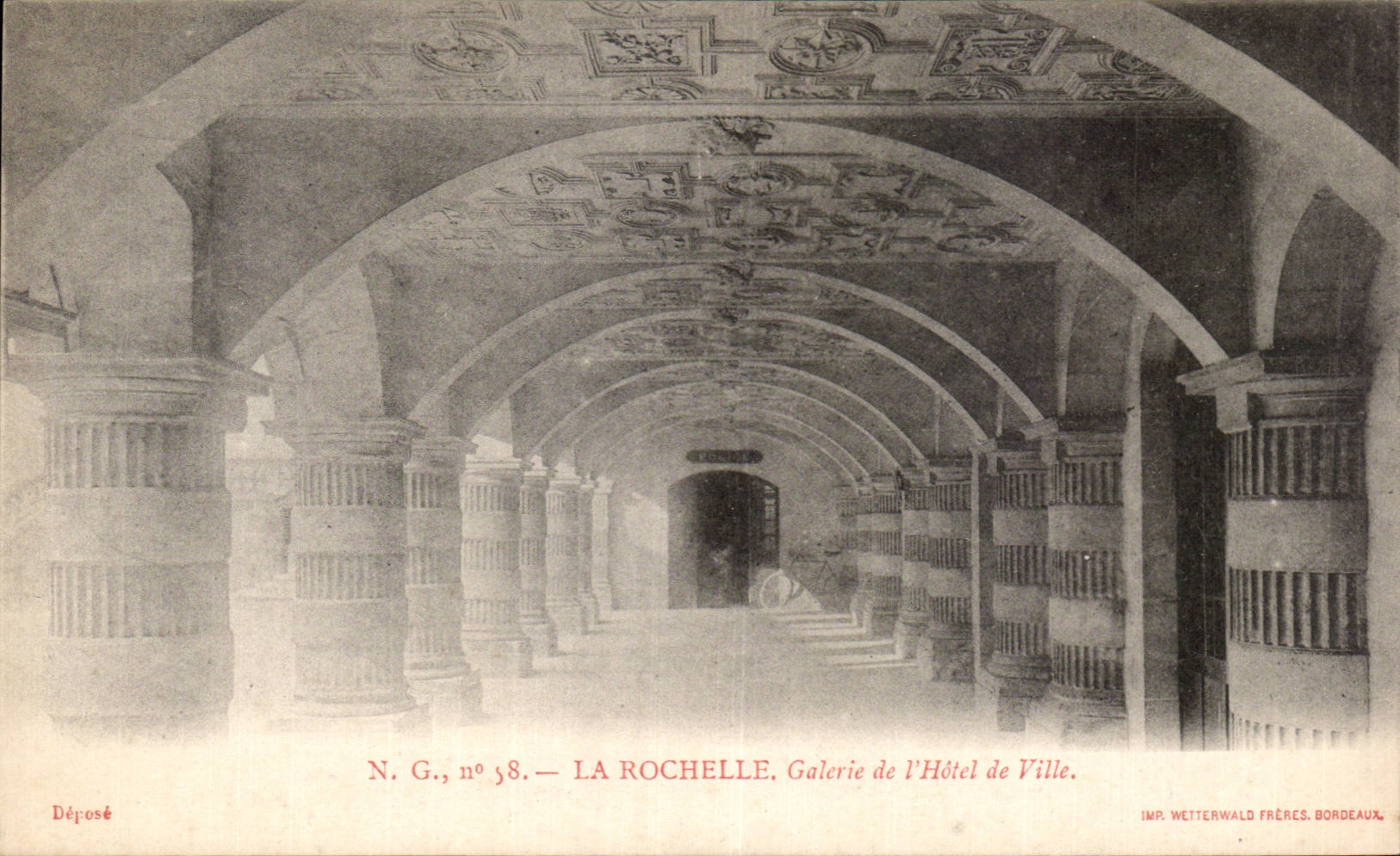 CPA La Rochelle Galerie de l hotel de ville
