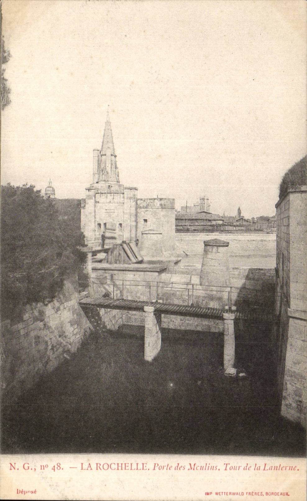 CPA La Rochelle Porte des Moulins Tour de la Lanterne