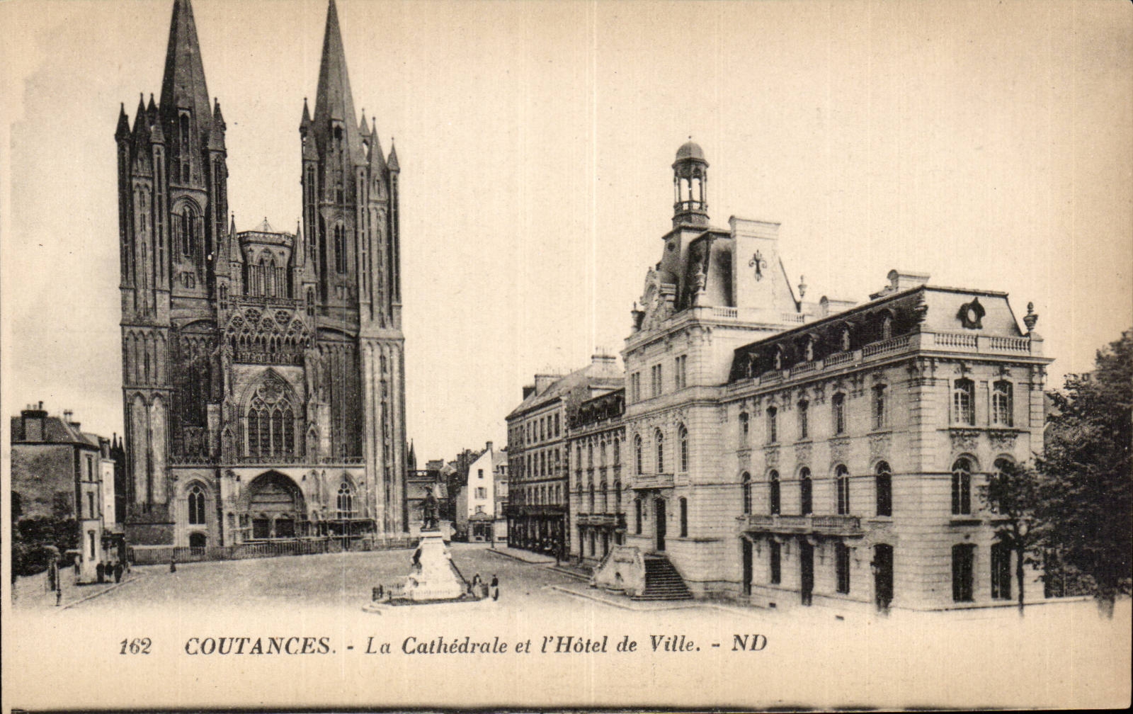 CPA Coutances La cathedrale et l hotel de ville