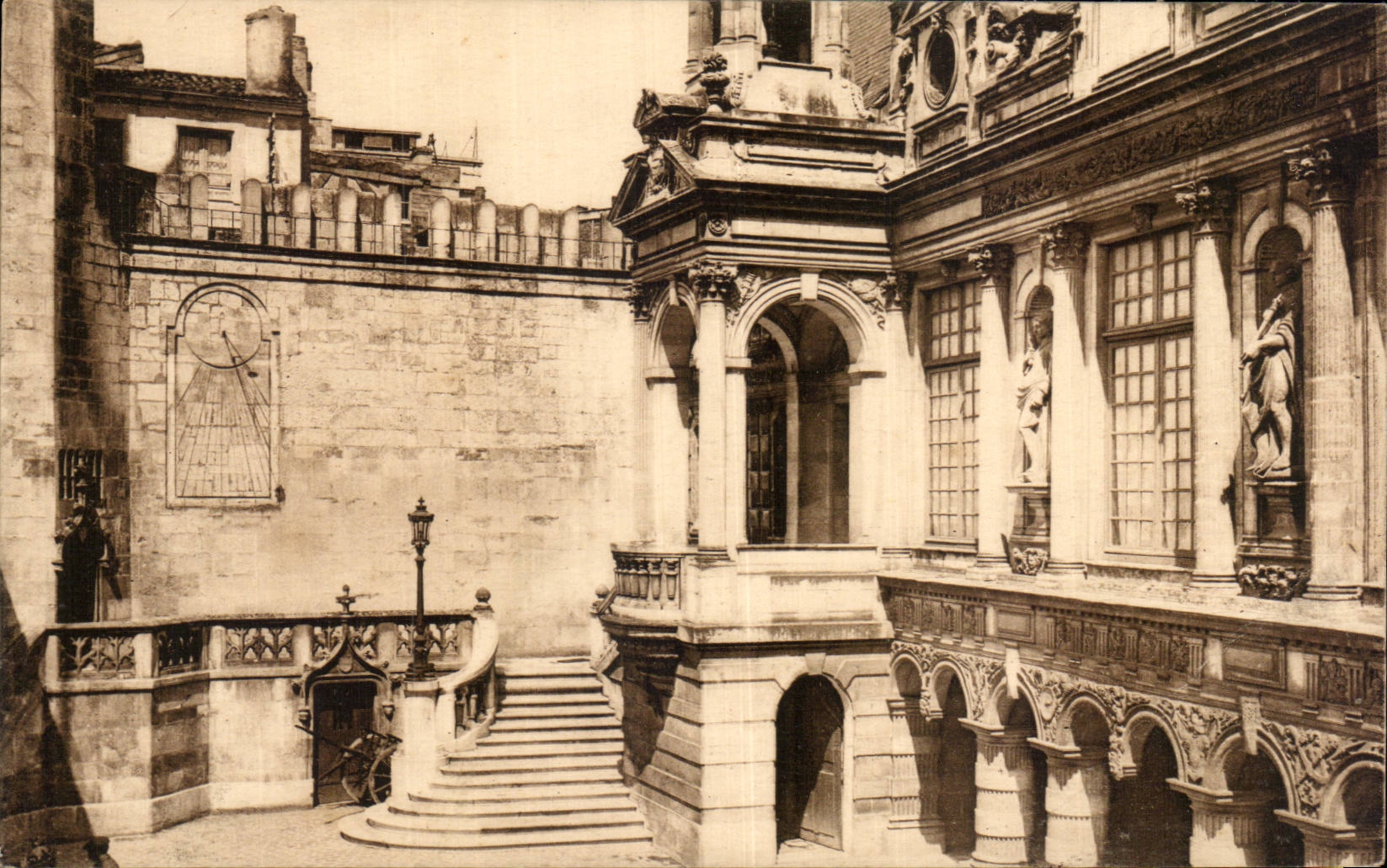 La Rochelle — Hôtel de Ville. Façade sur la Cour intérieure — Éditions Artistiques R. Bergevin, La Rochelle