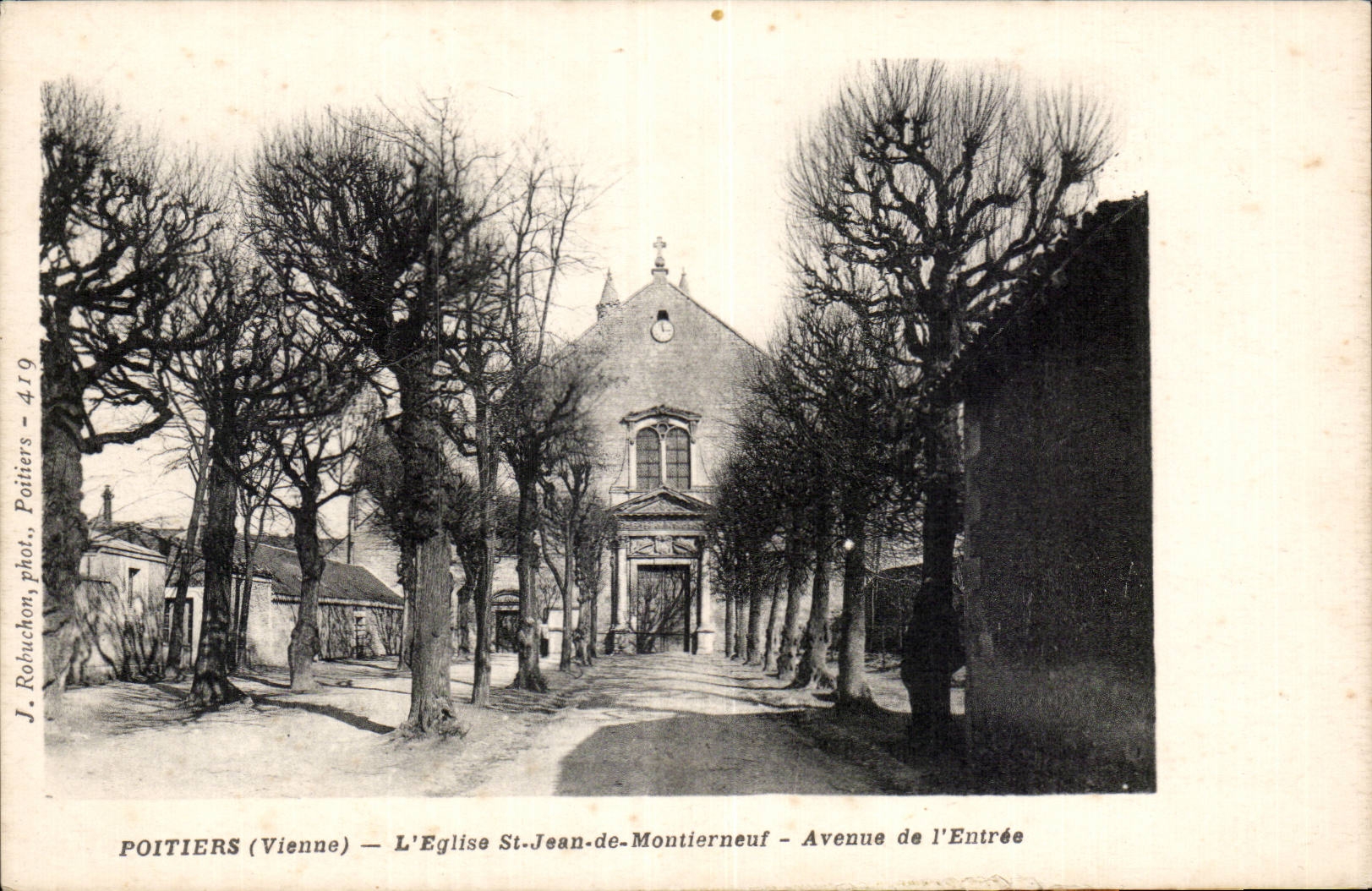 CPA Poitiers L eglise St Jean de Montierneuf Avenue de l entree