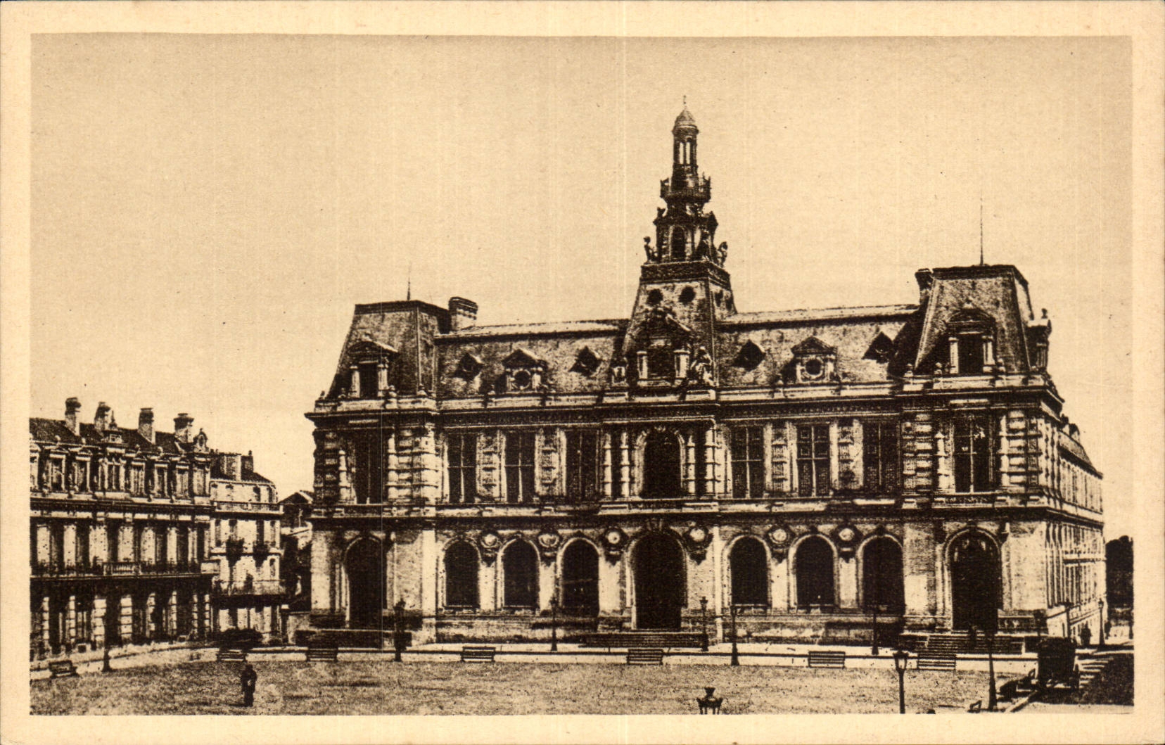 Portiers (Vienne) — L'Hôtel de Ville. Façade principale sur la Place d'Armes — J. Roharion, phot. Portiers — Reprod. Int.