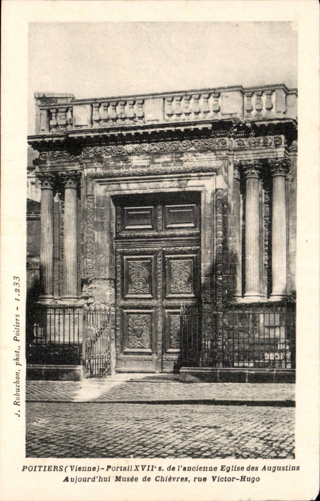 Poitiers (Vienne) — Portal des 17. Jahrhunderts der alten Kirche der Augustiner — J. Robuchon, Poitiers - 1.233