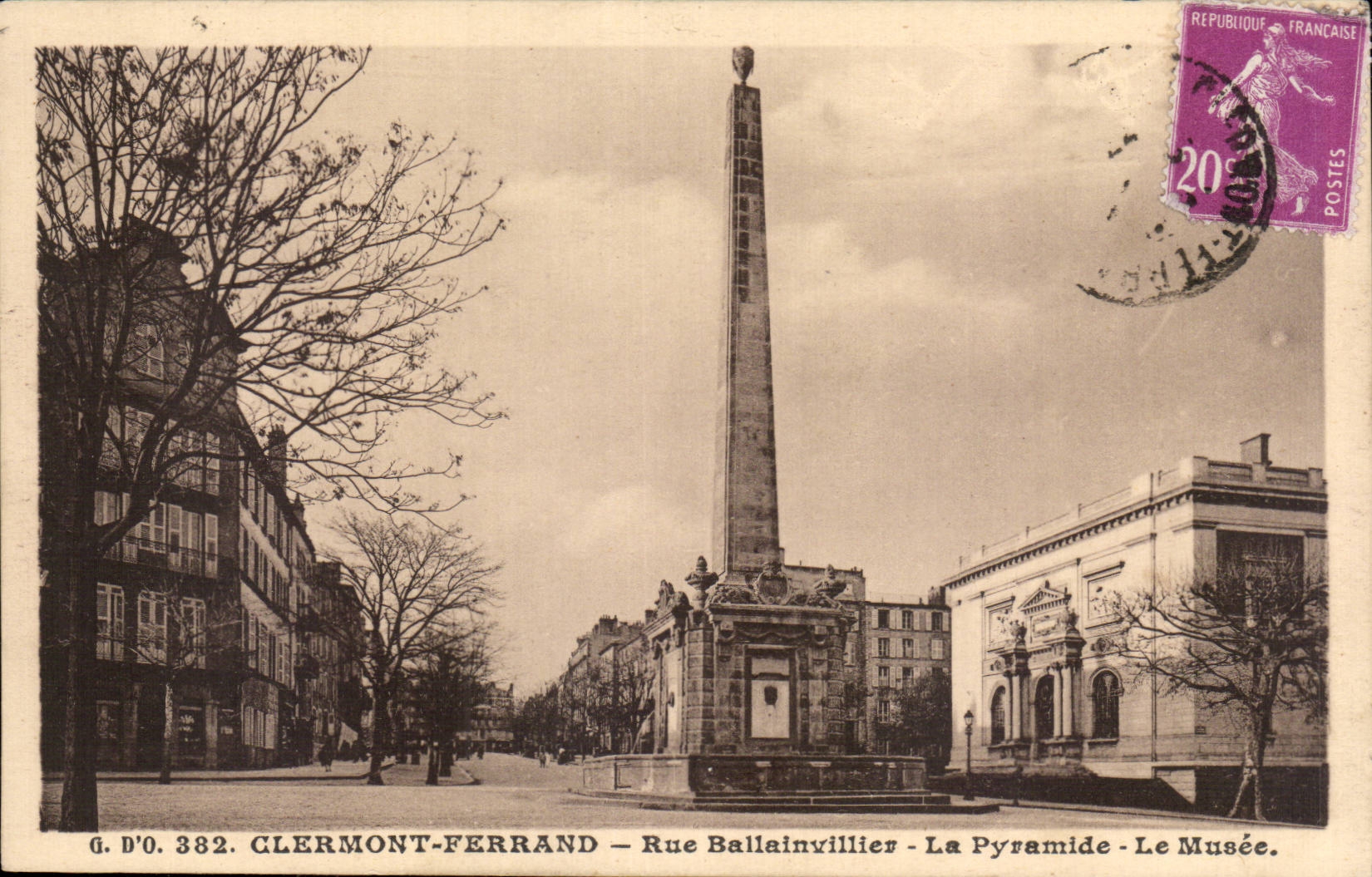CPA Clermont Ferrand Rue Ballainvillier La pyramide Le musee