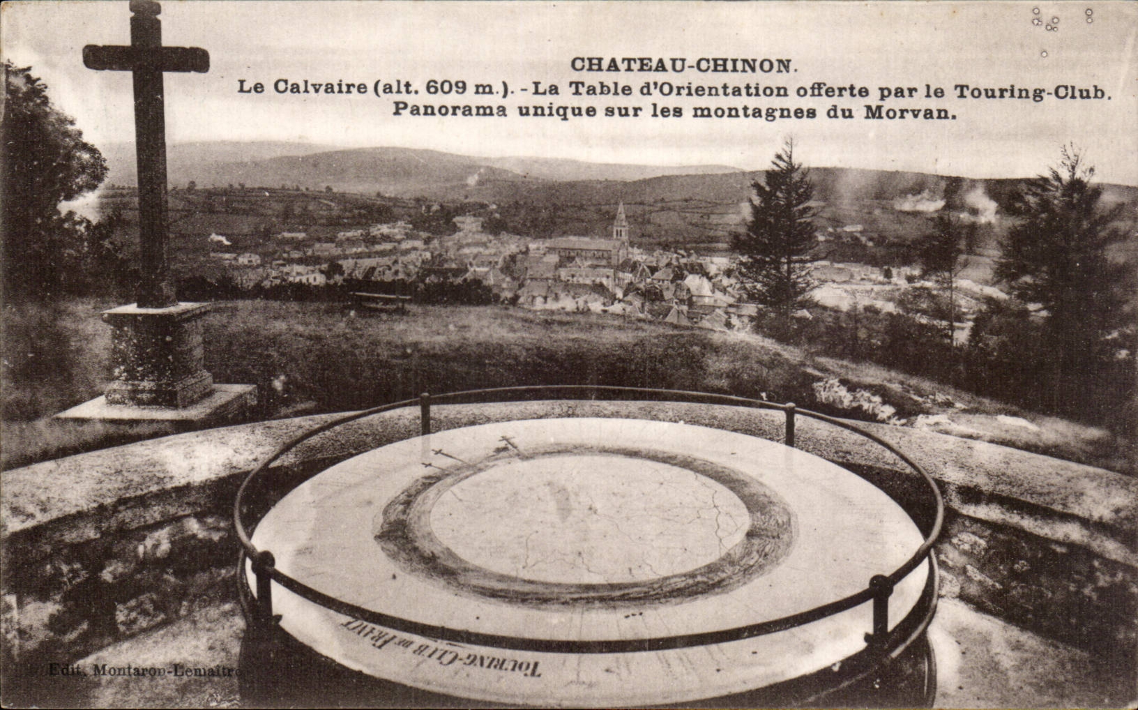 CPA Chateau Chinon Le calvaire La table d orientation offerte par le Touring club