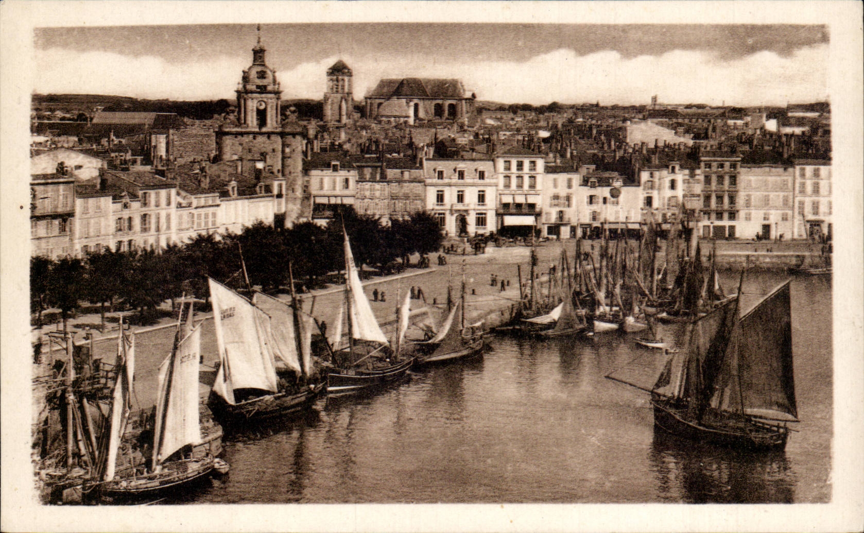 CPA La Rochelle Le port Vue prise de la Tour St Nicolas