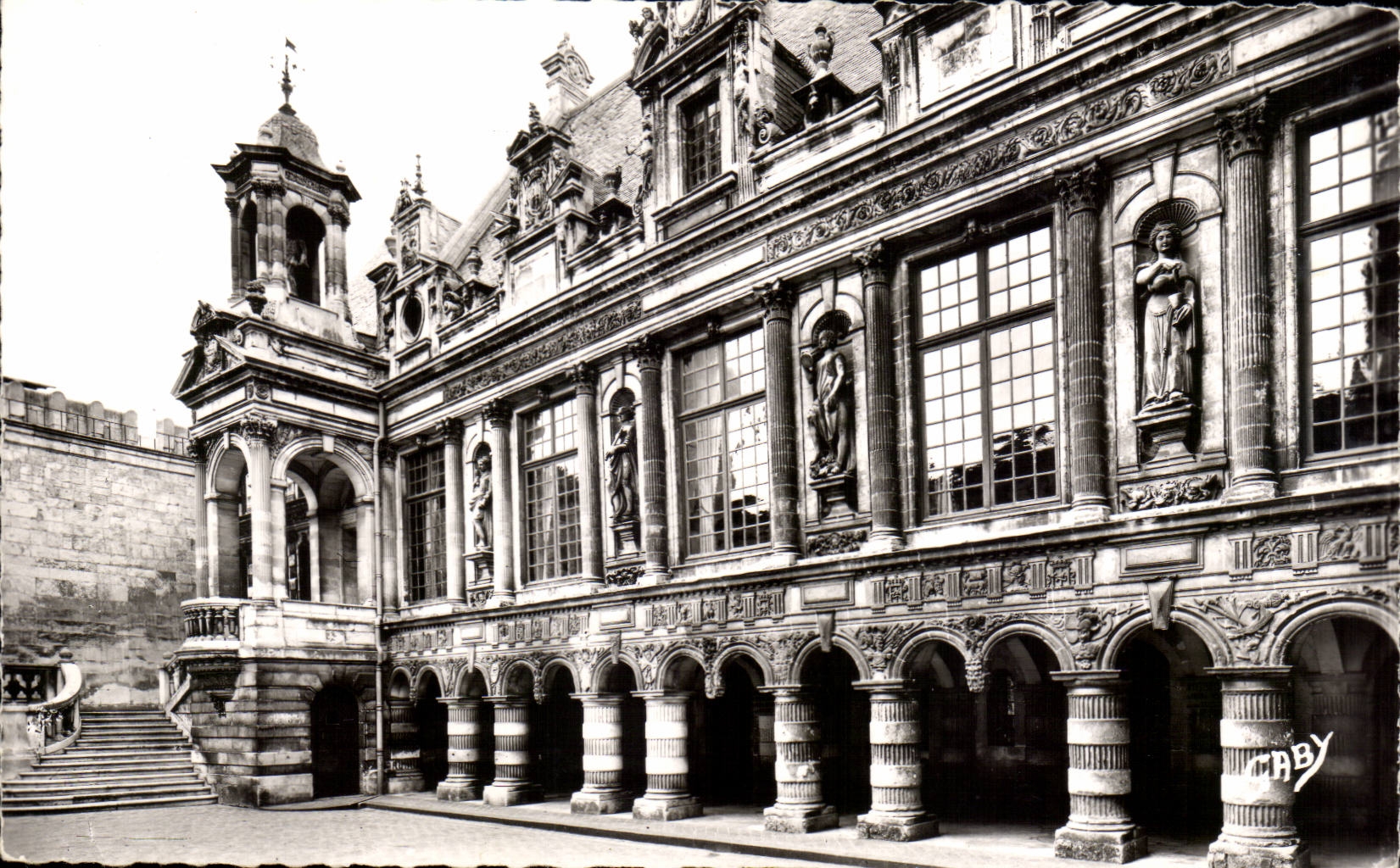 L'Hôtel de Ville de La Rochelle — vue de la cour — éditeur Gaby