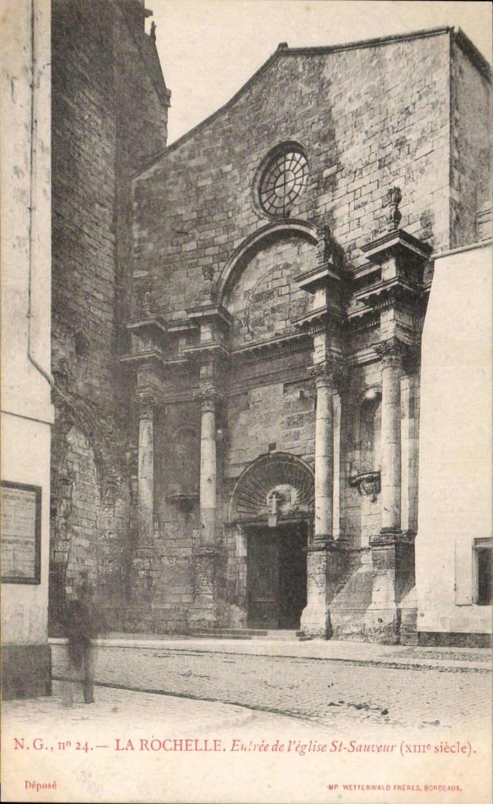CPA La Rochelle Entree de l eglise St Sauveur