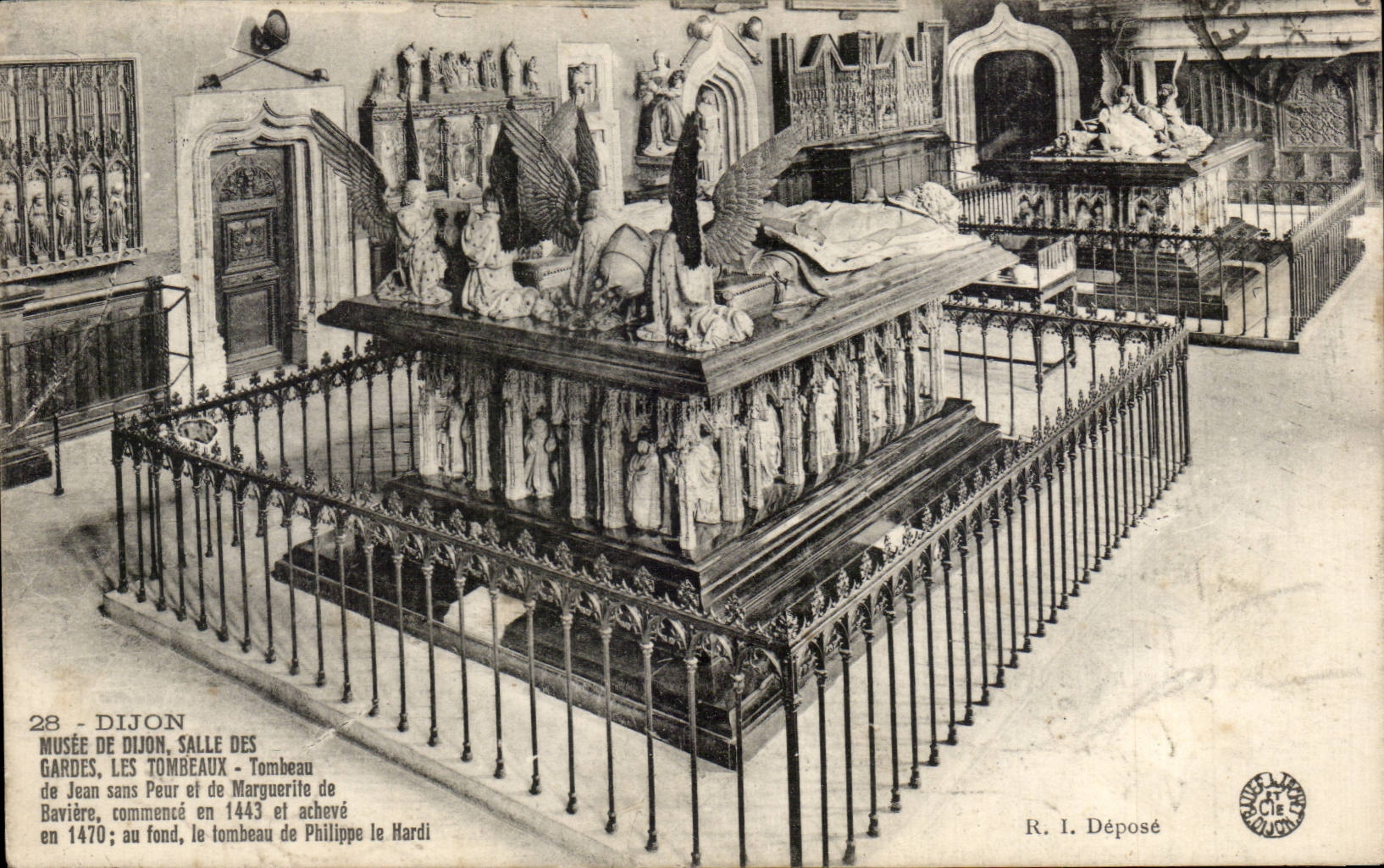 CPA Dijon Musee Salle des gardes Jean sans peur et MArguerite de Baviere Tombeau