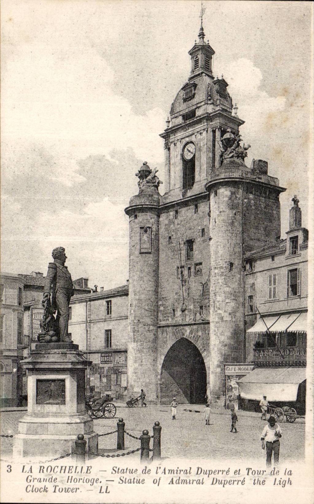 CPA La Rochelle Statue de l amiral Duperre et tour de la Grande Horloge