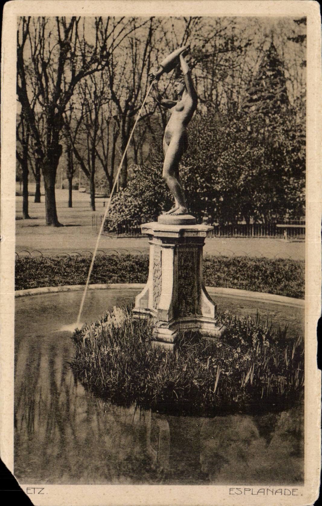 Fontaine avec statue nue — Esplanade — ÉtZ.