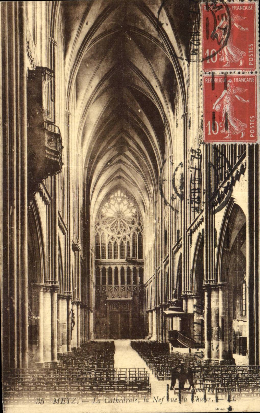 CPA Metz La cathedrale Interieur de la cathedrale Nef vue du choeur 