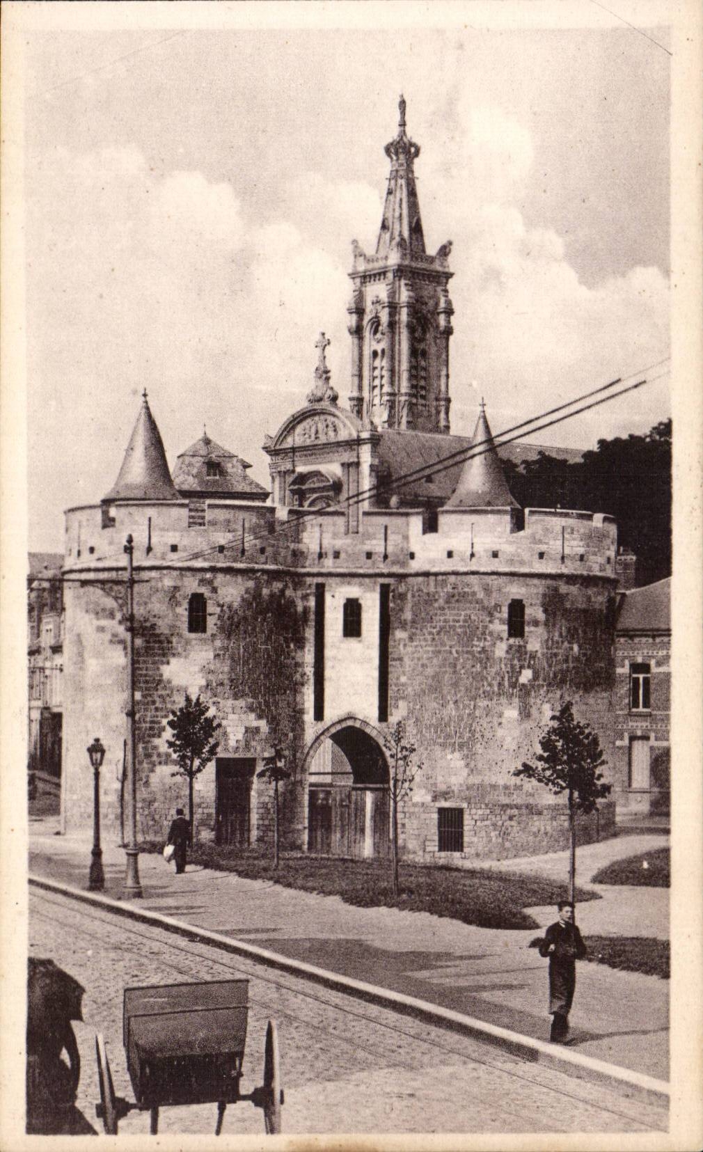 Cambrai Le porte de paris et la cathedrale