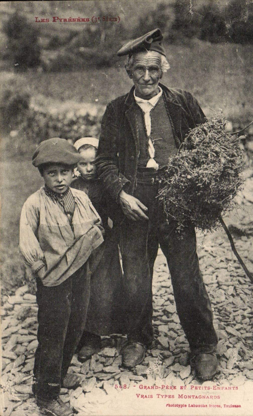 Folklore - Costumes - Grand Pere et Petits Enfants - Type Montagnards - CPA 