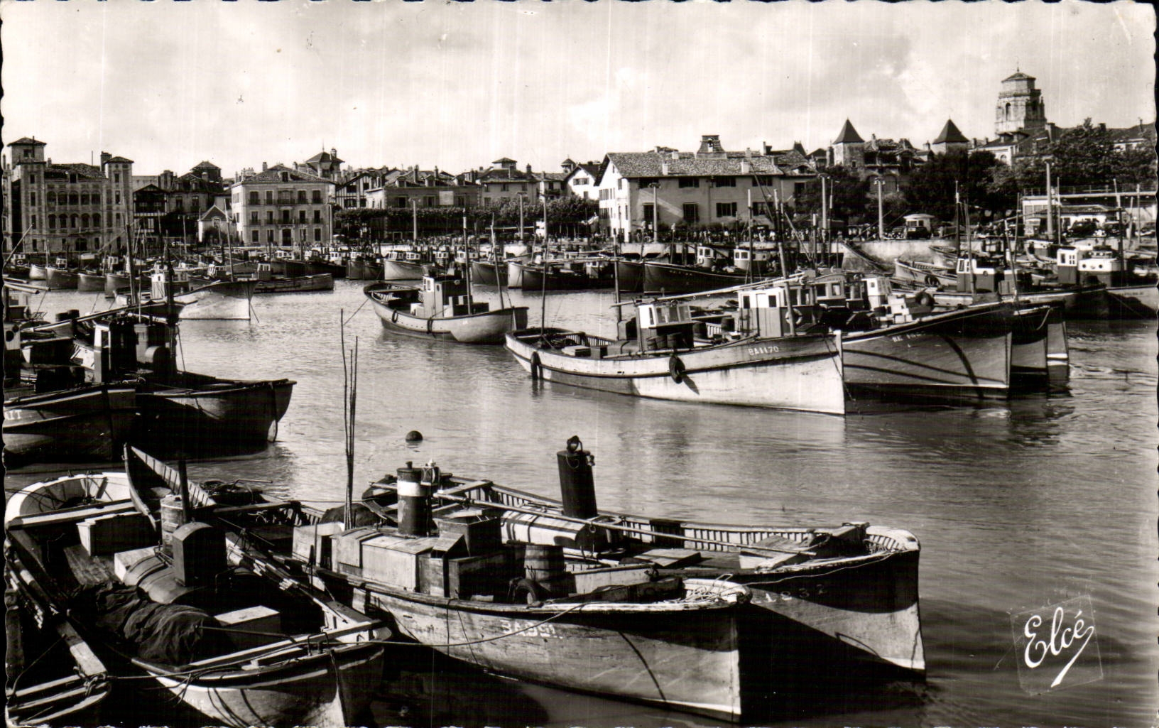 Saint Jean de Luz - Le Port apres la rentree des Chalutiers - CPA 
