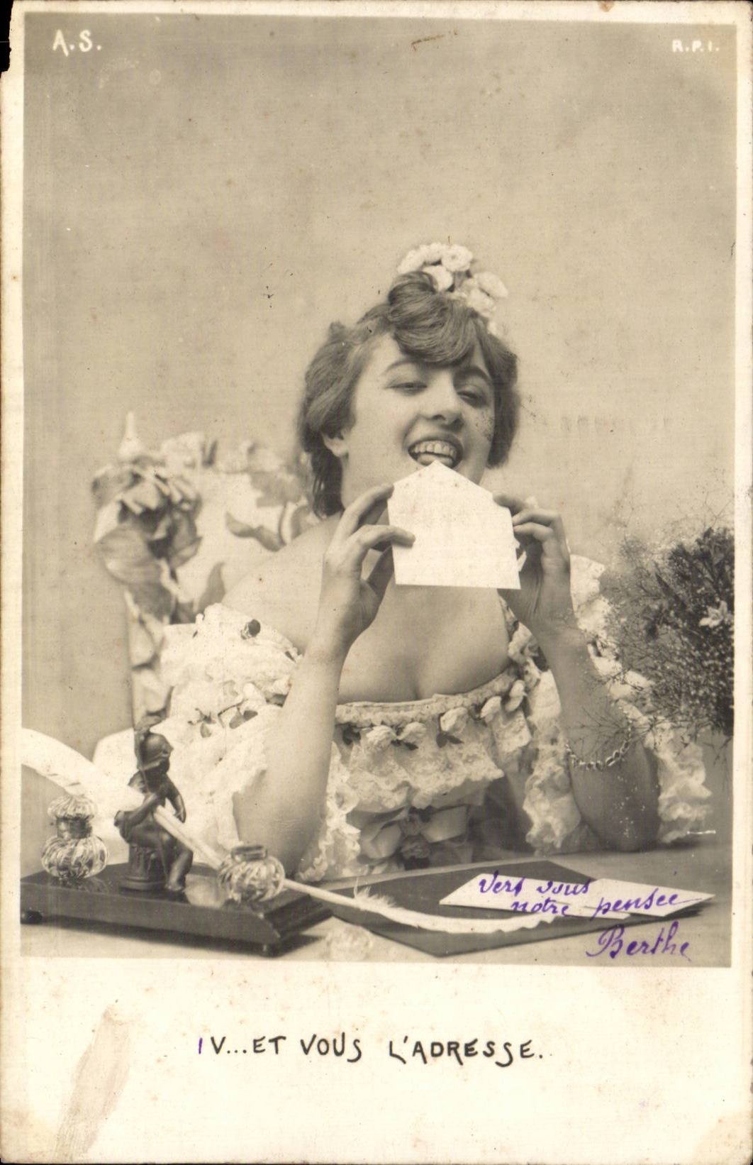 Jeune femme souriante tenant une carte — A.S. — R.P.I.