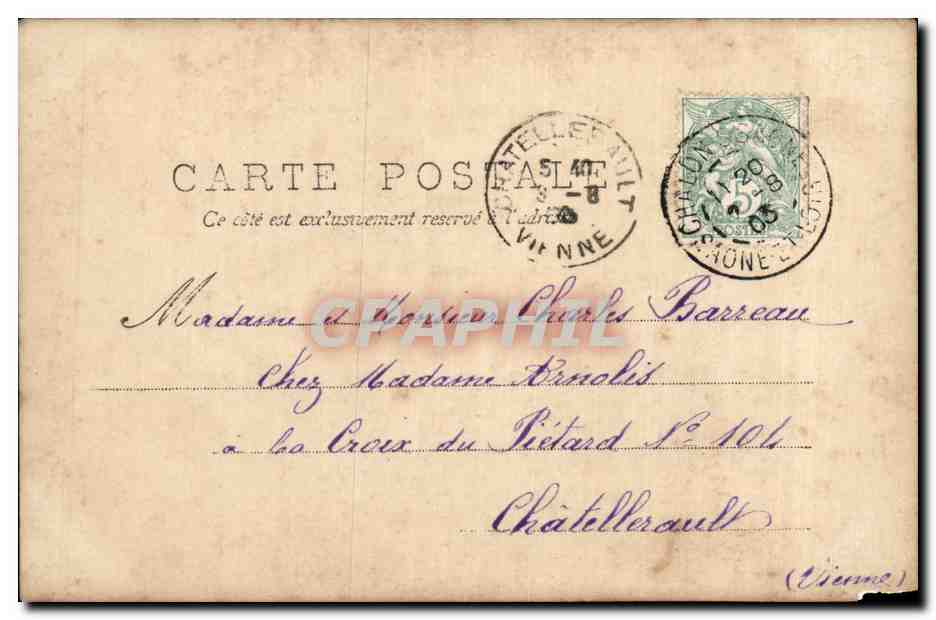 Jeune femme souriante tenant une carte — A.S. — R.P.I. — Reverso