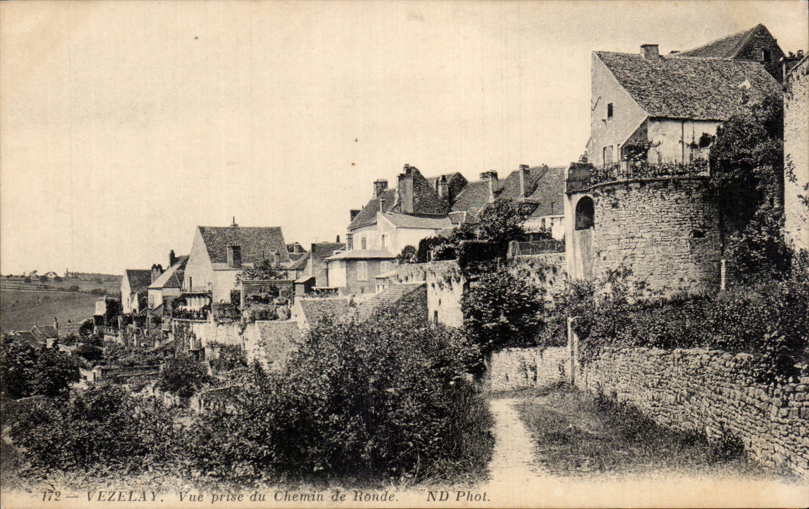 Vézelay — Vue prise du Chemin de Ronde — ND Phot.