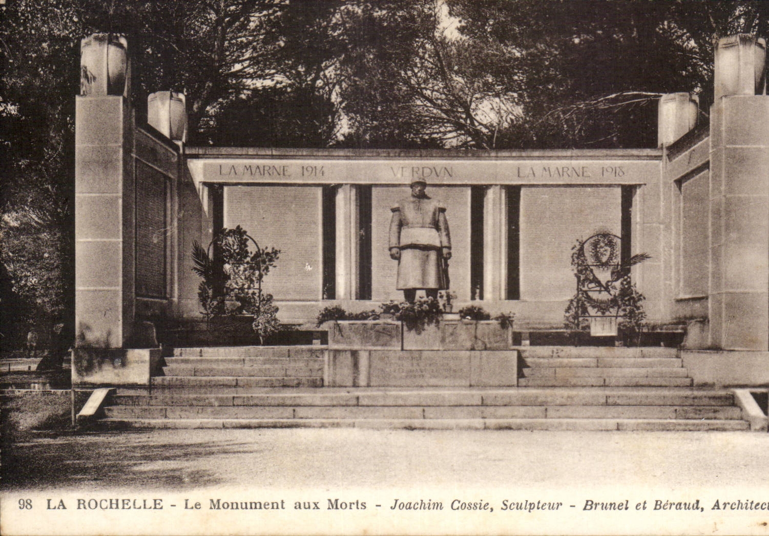 CPA La Rochelle Le monument aux morts 