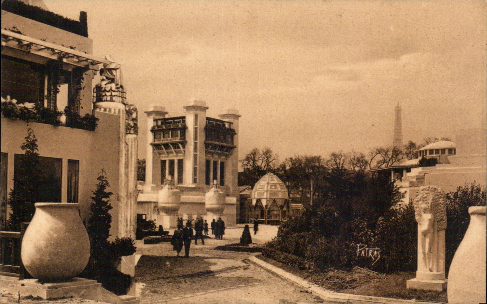 CPA Paris Exposition internationale des Arts decoratifs 1925 Un apercu sur l esplanade des Invalides