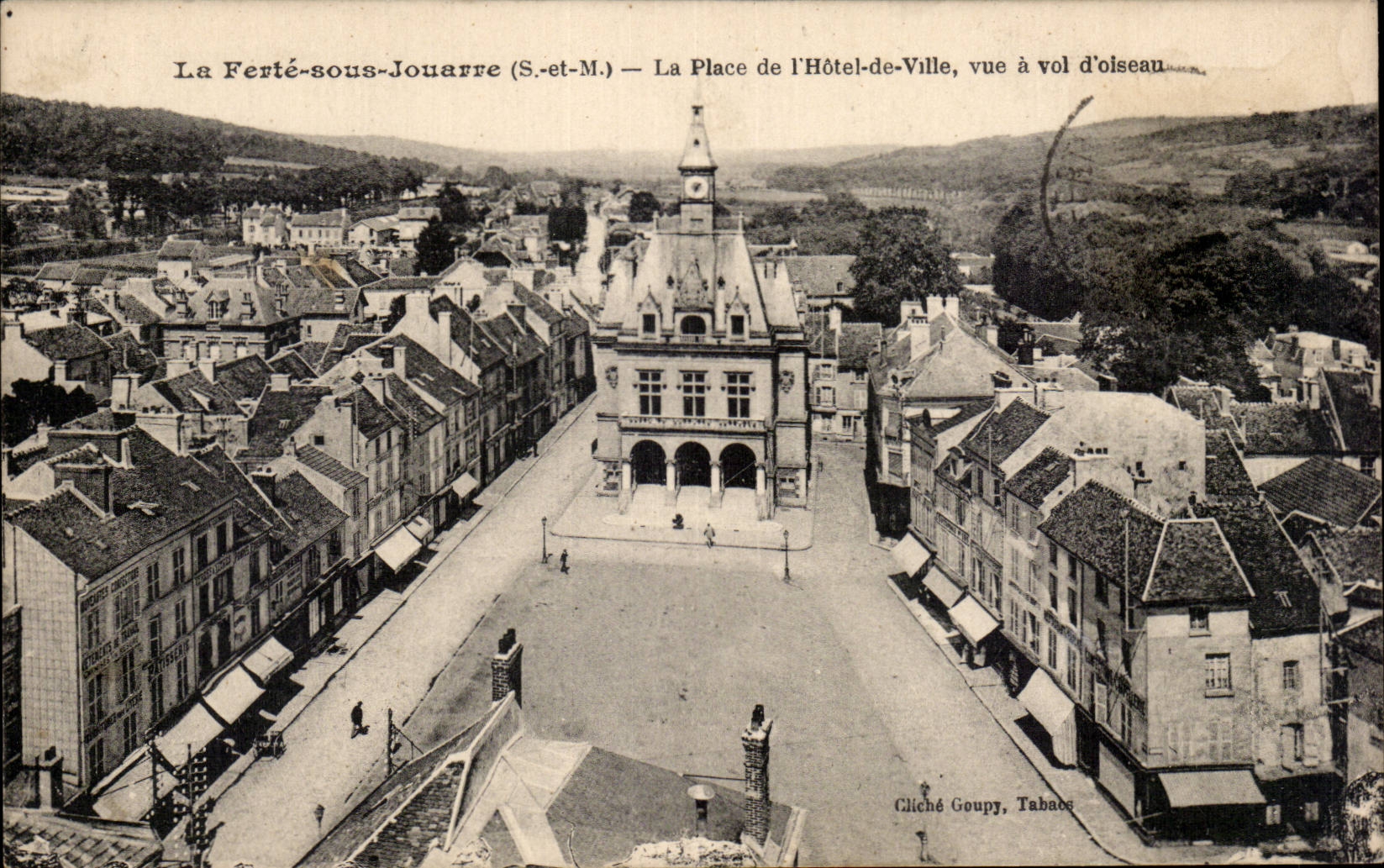 La Ferté-sous-Jouarre (S.-et-M.) — Der Marktplatz des Rathauses, Vogelperspektive — Cliché Goupy, Tabac