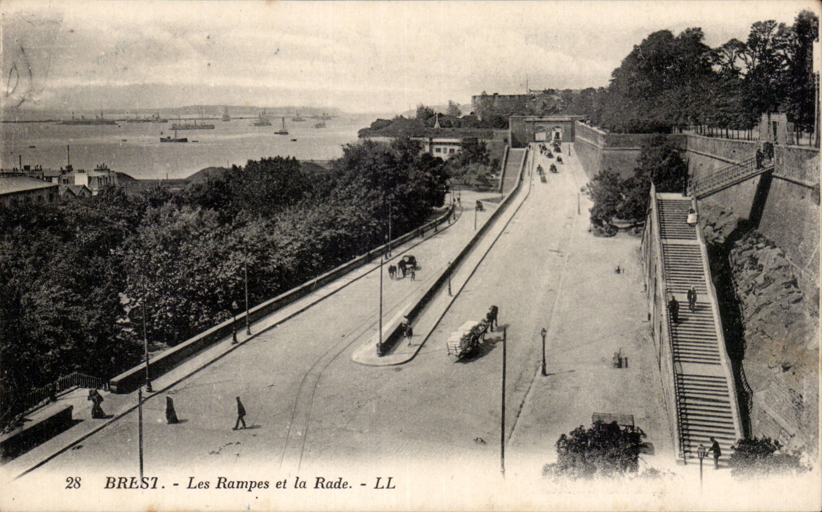 CPA Brest Les rampes et la rade