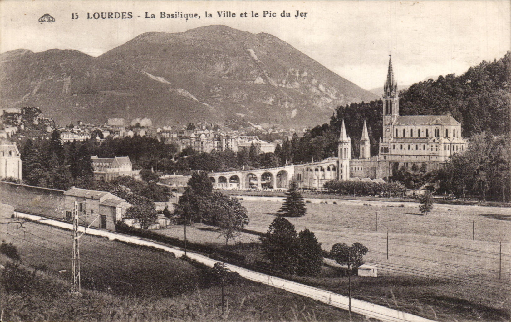 Lourdes - La Basilique - La Ville et le Pic du Jer - CPA 