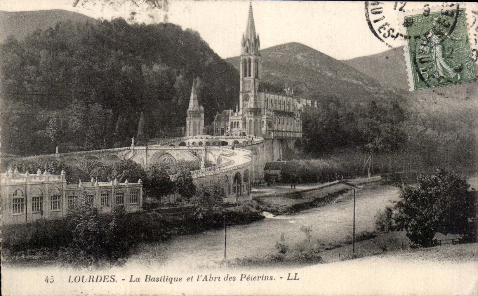 Lourdes - La Basilique et l Abri des Pelerins - CPA 