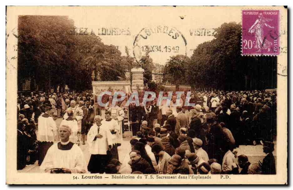 Lourdes - Benediction du T S Sacrement dans l Esplanade - CPA 