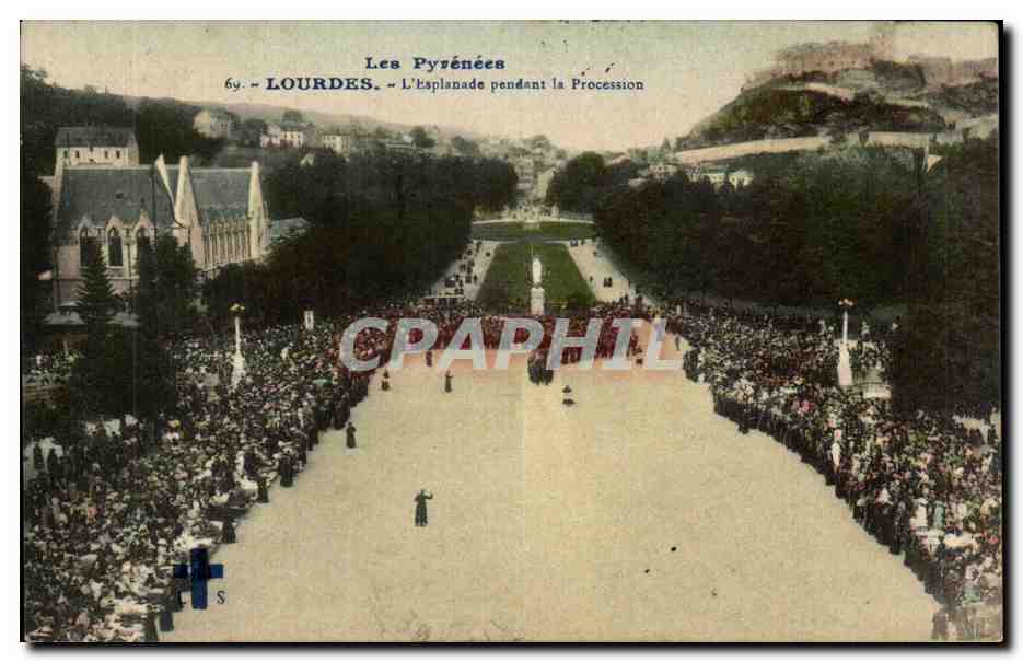 Lourdes - L Esplanade pendant la Procession - CPA 