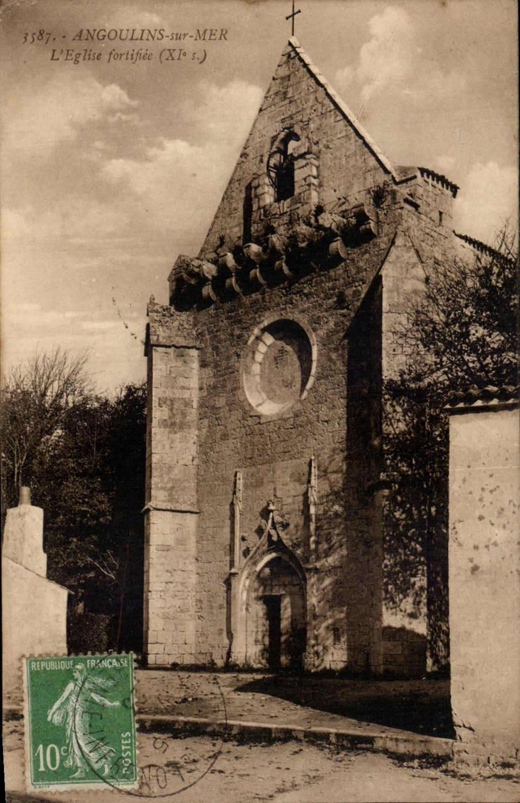 CPA Angoulins sur Mer L eglise fortifiee 
