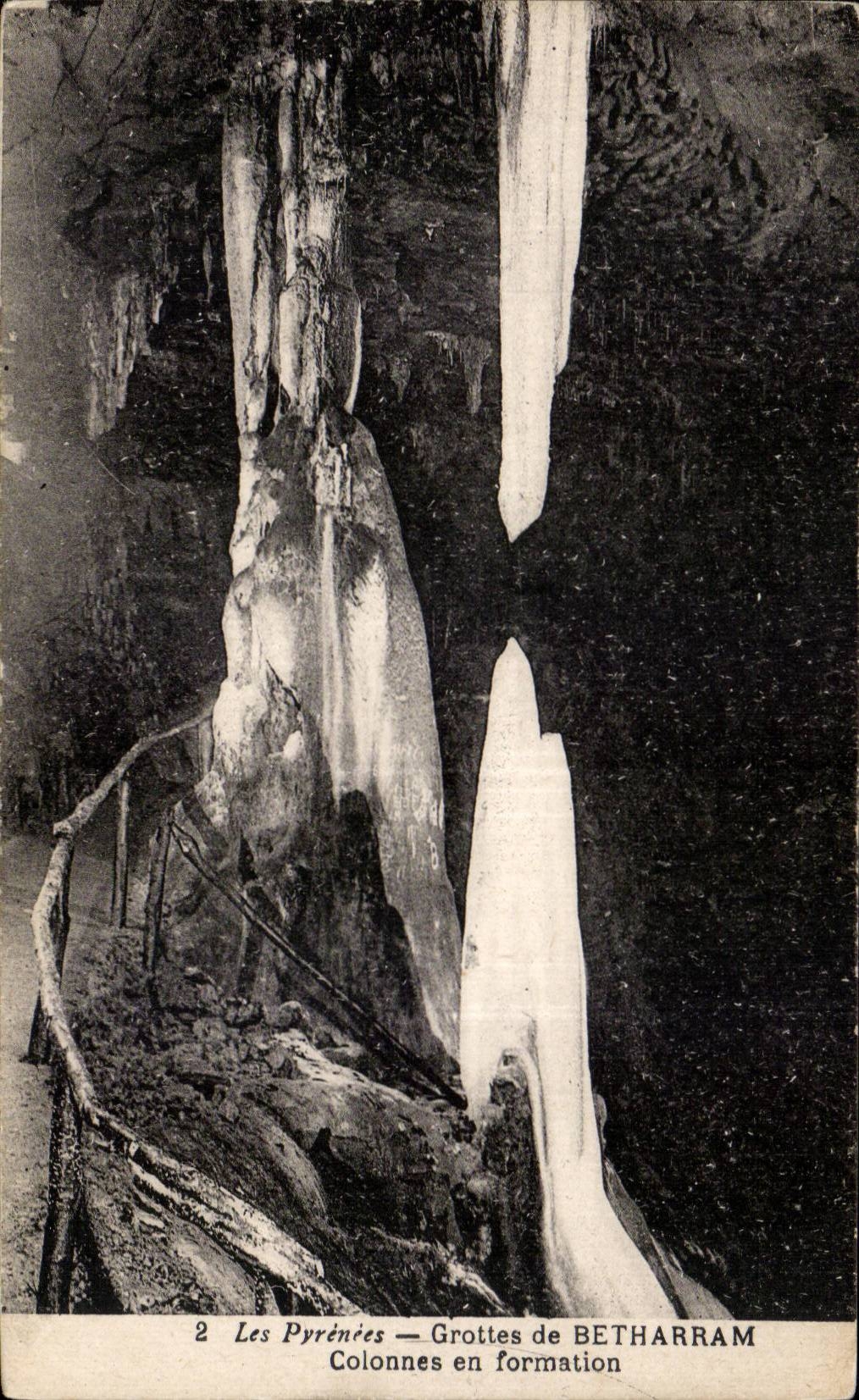 Les Pyrénées — Grottes de BETHARRAM — Colonnes en formation