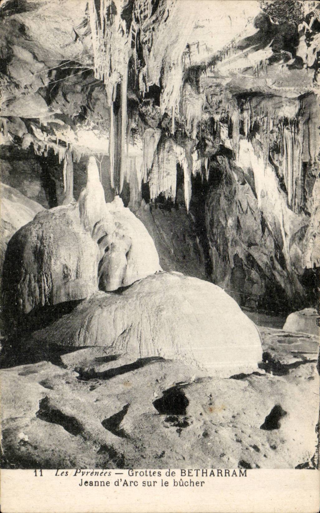 Les Pyrénées — Grottes de BETHARRAM — Jeanne d'Arc sur le bûcher
