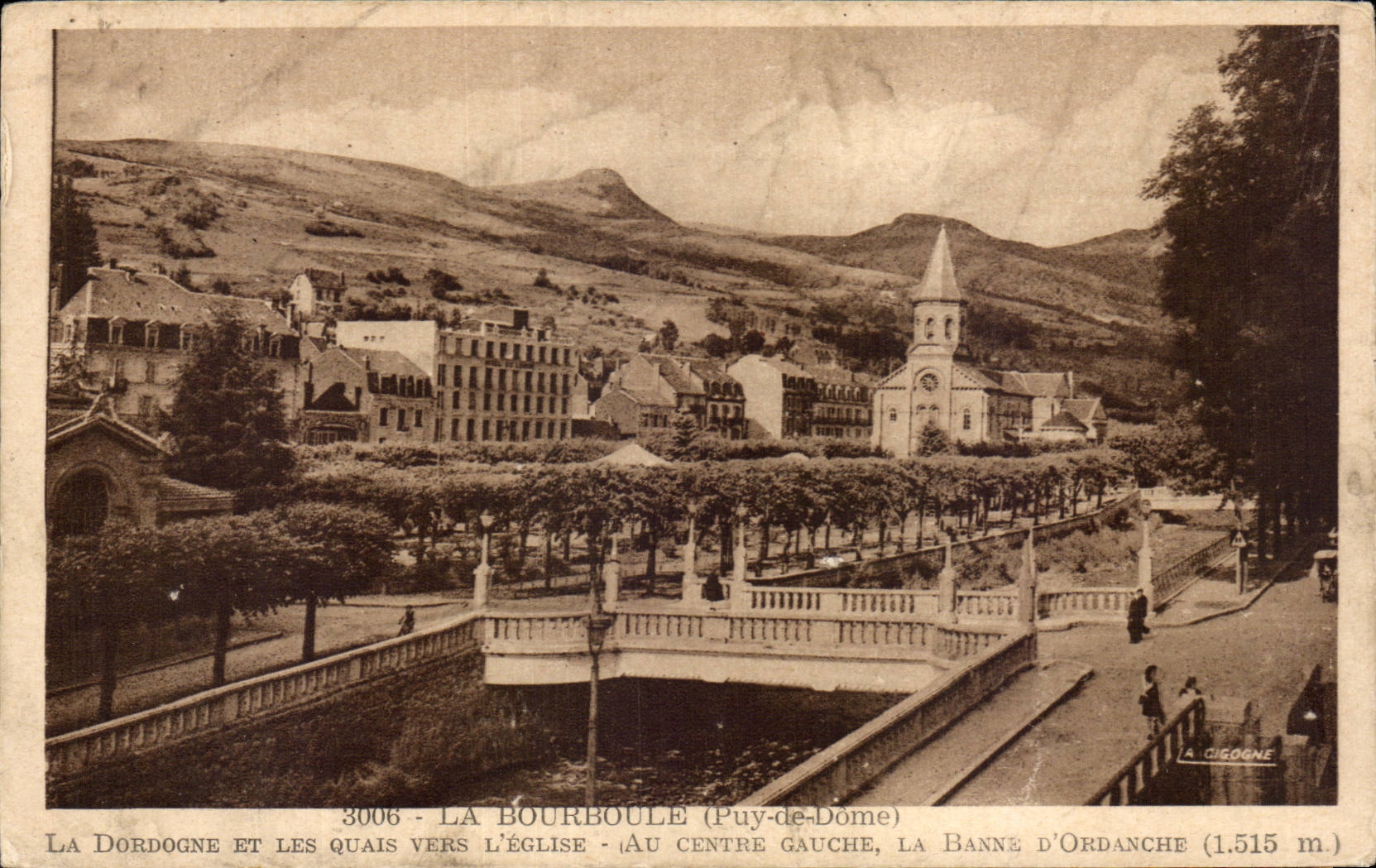 CPA La Bourboule La Dordogne et les quais vers l eglise Au centre gauche la banne d Ordanche