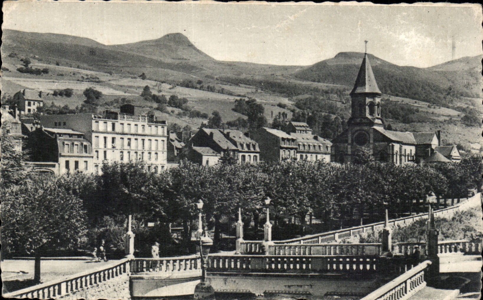 La Bourboule — Die Kirche — Les Arts Photomécaniques, Paris