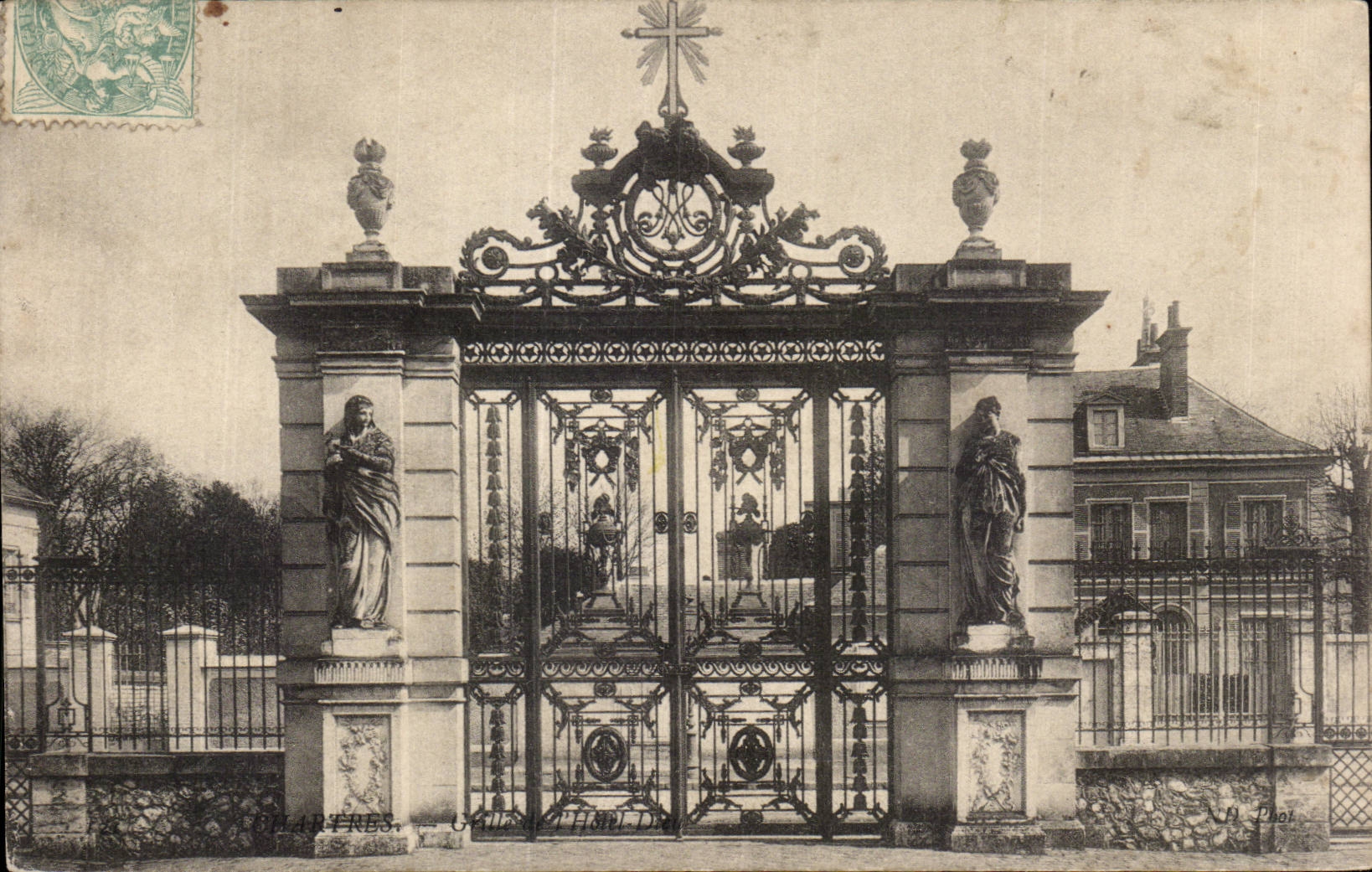 Geschmückter Portal mit Statuen — Chartres — Verlag: F. Phot