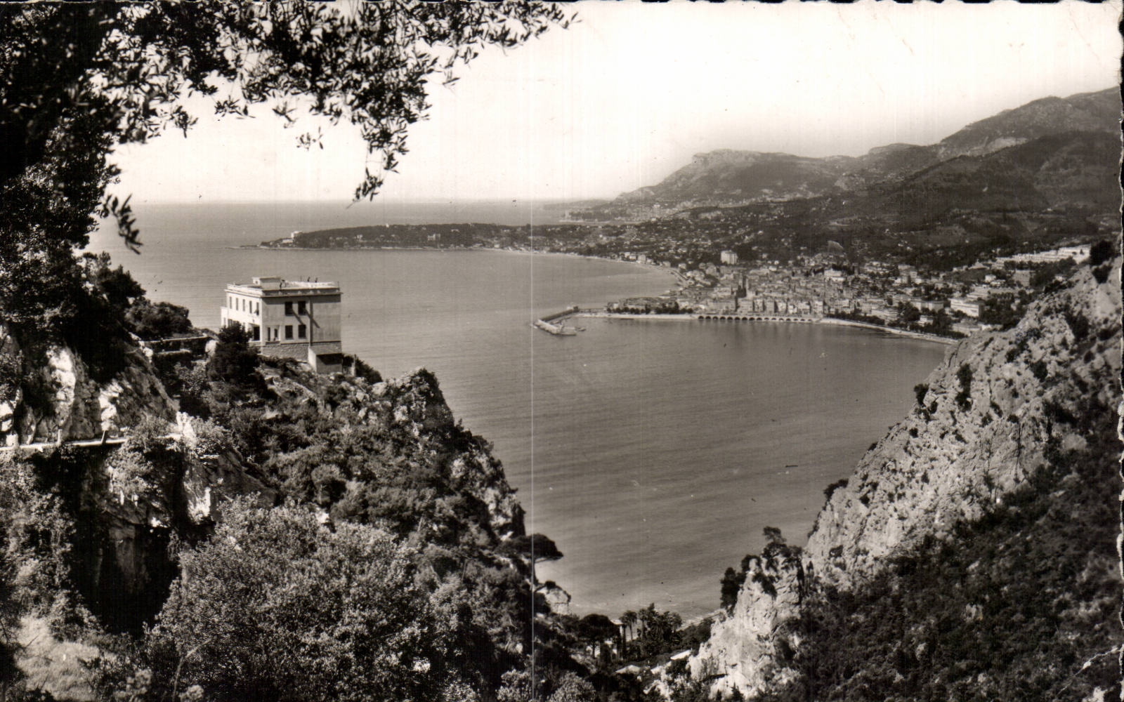CPA Grimaldi Douanes italiennes et vue sur Menton