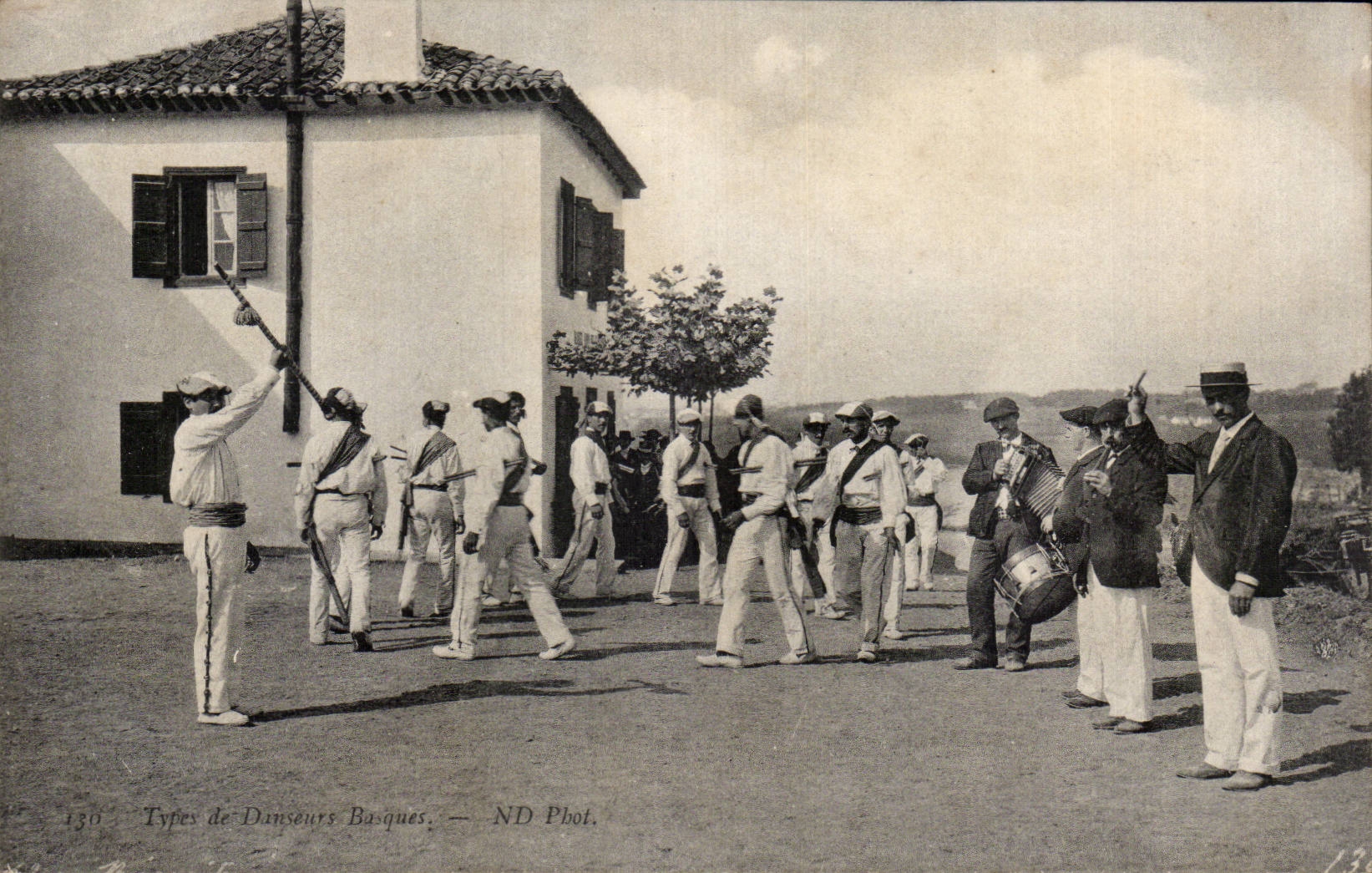 CPA Types de danseurs basques Folklore Accordeon